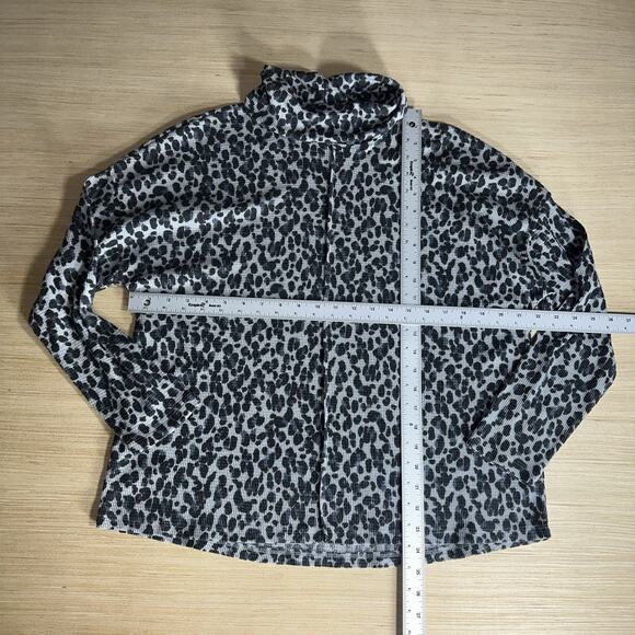 Vince Camuto Gray & Black Leopard Print Mock Neck Long Sleeve Top – Size L - Picture 5 of 7
